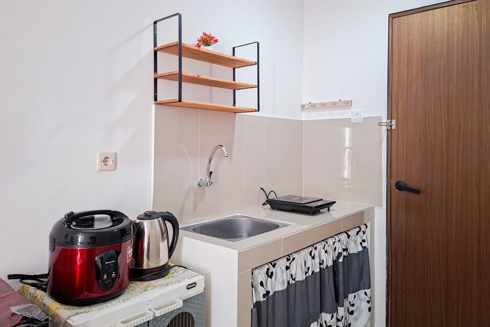 Standard Apartment | Private kitchen | Cookware/dishes/utensils