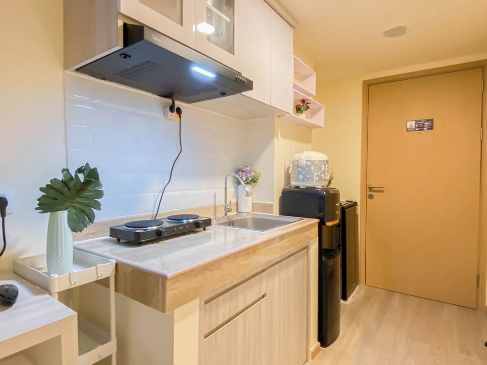 Standard Apartment | Private kitchen | Cookware/dishes/utensils