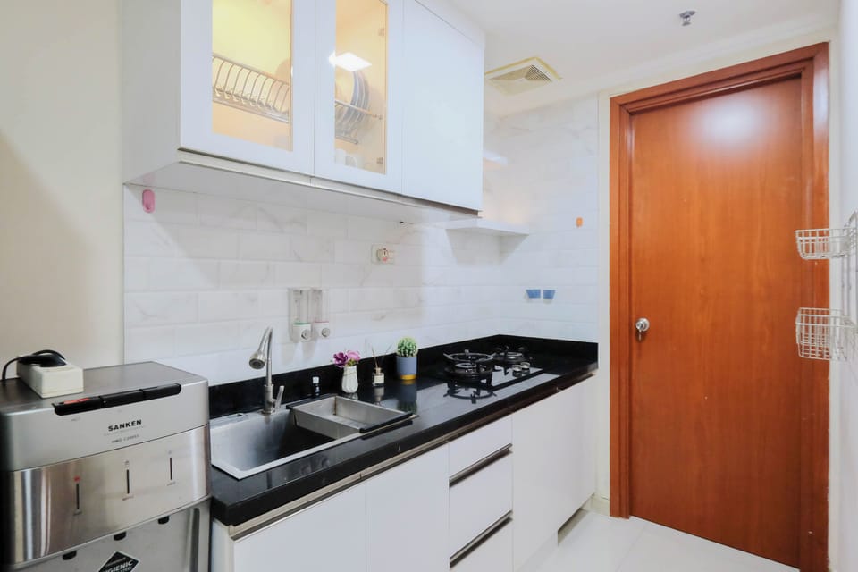 Standard Apartment | Private kitchen | Cookware/dishes/utensils