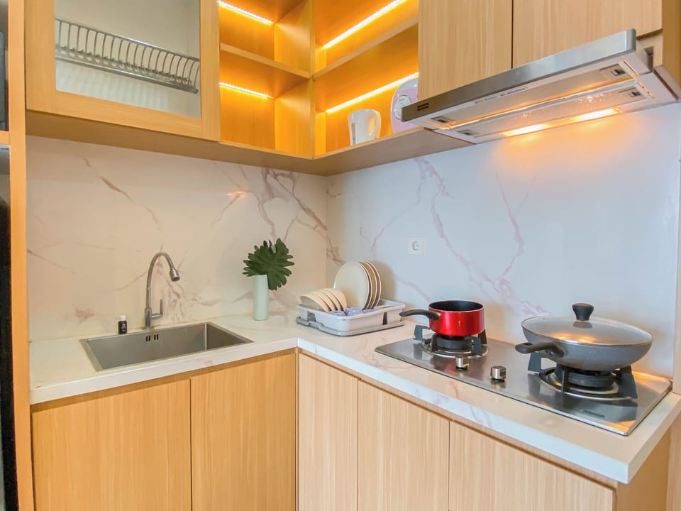 Deluxe Apartment | Private kitchen | Cookware/dishes/utensils