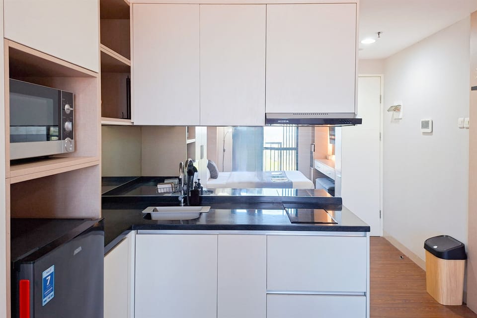 Deluxe Apartment | Private kitchen | Fridge, microwave, stovetop, cookware/dishes/utensils