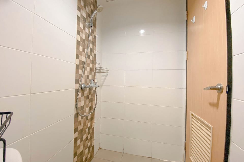 Deluxe Apartment | Bathroom | Shower, free toiletries, towels