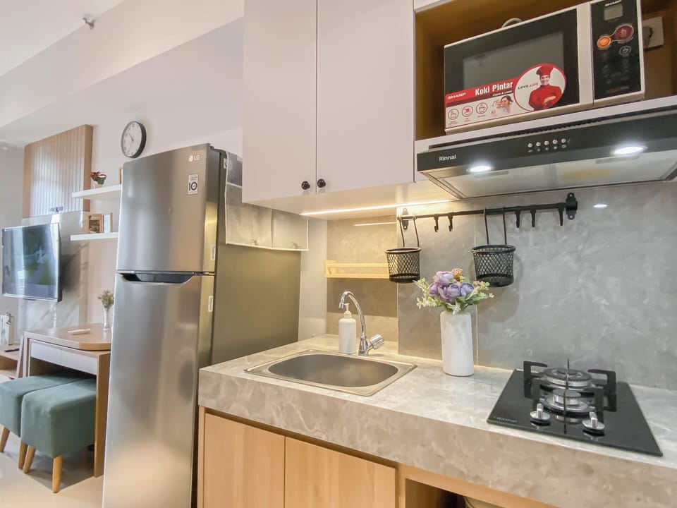 Deluxe Apartment | Private kitchen | Fridge, microwave, stovetop, cookware/dishes/utensils