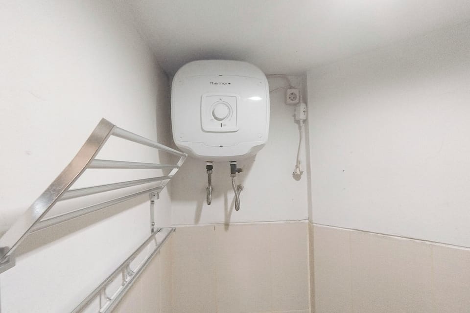 Deluxe Apartment | Bathroom | Shower, free toiletries, towels