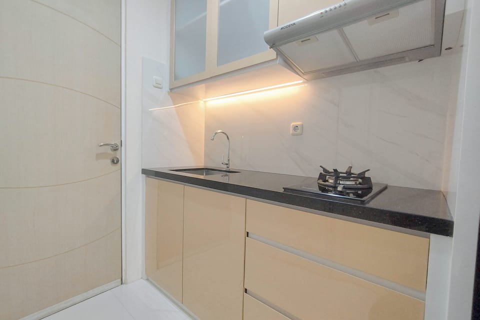 Deluxe Apartment | Private kitchen | Fridge, stovetop, cookware/dishes/utensils