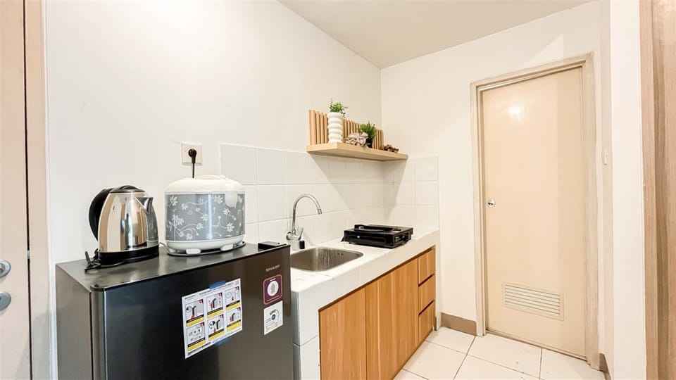 Deluxe Apartment | Private kitchen | Fridge, stovetop, cookware/dishes/utensils