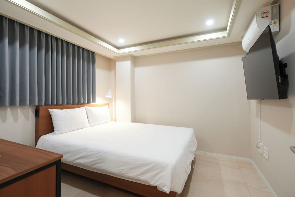 Standard Room | Premium bedding, soundproofing, free WiFi, bed sheets