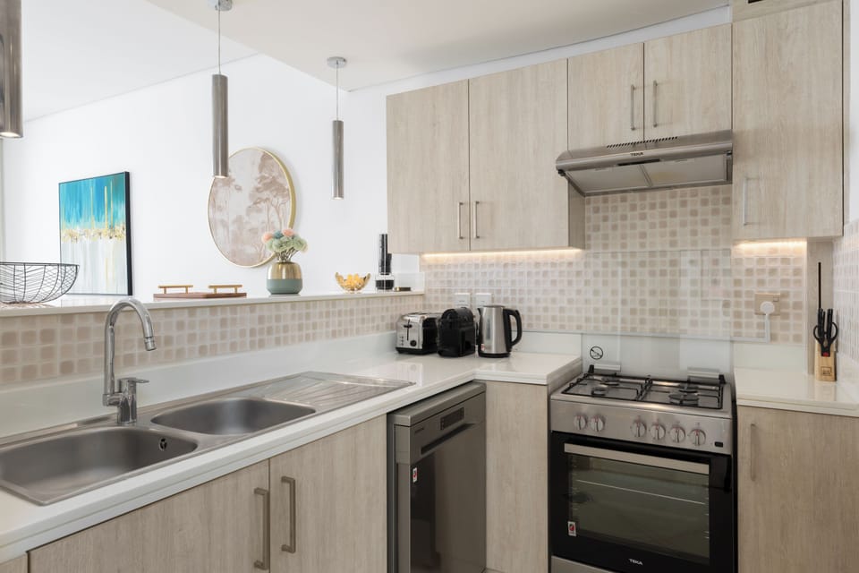 Deluxe Apartment, Sea View | Private kitchen | Coffee/tea maker, electric kettle, toaster, paper towels