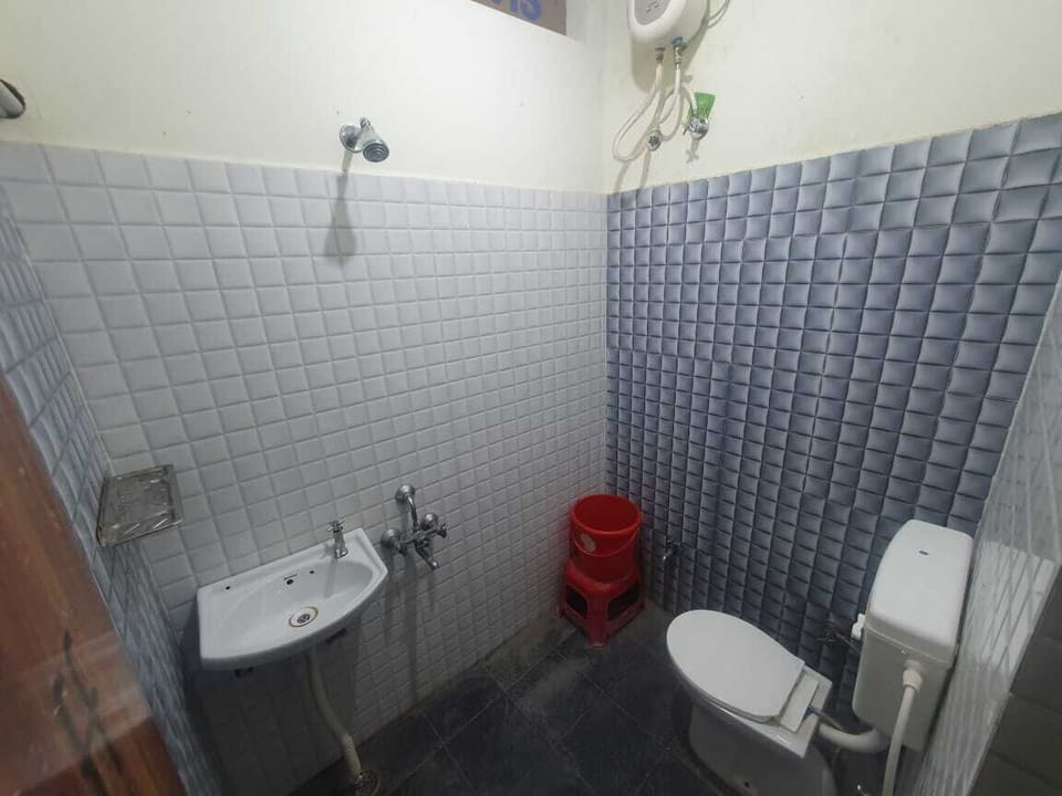 Shower, towels, soap, shampoo