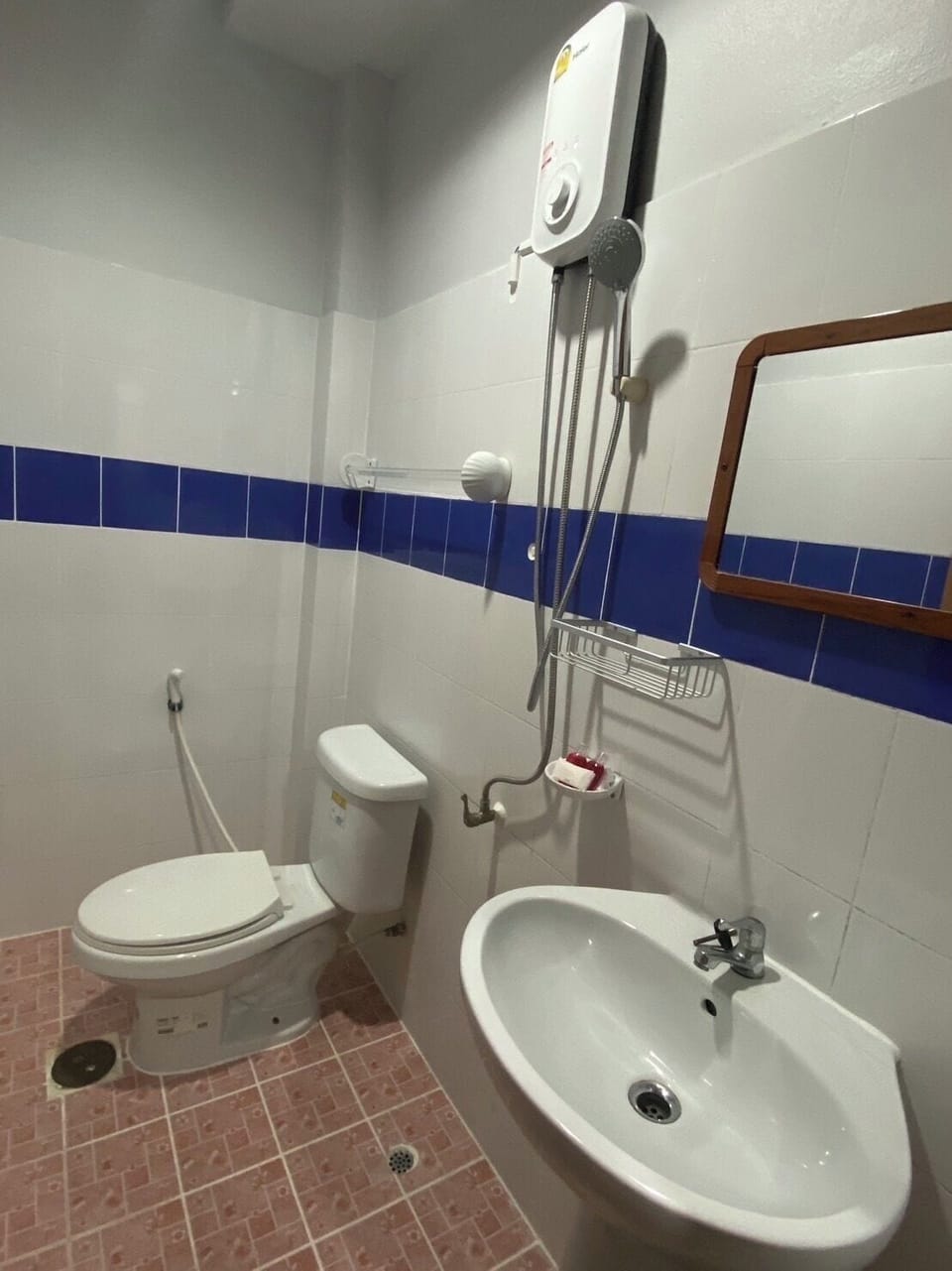 Junior Double Room | Bathroom | Shower, rainfall showerhead, free toiletries, soap