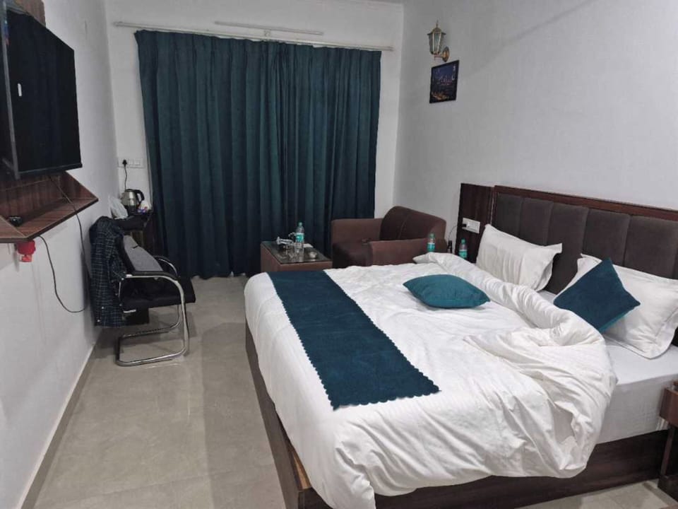 Deluxe Single Room, Mountain View | Desk, laptop workspace, soundproofing, free WiFi
