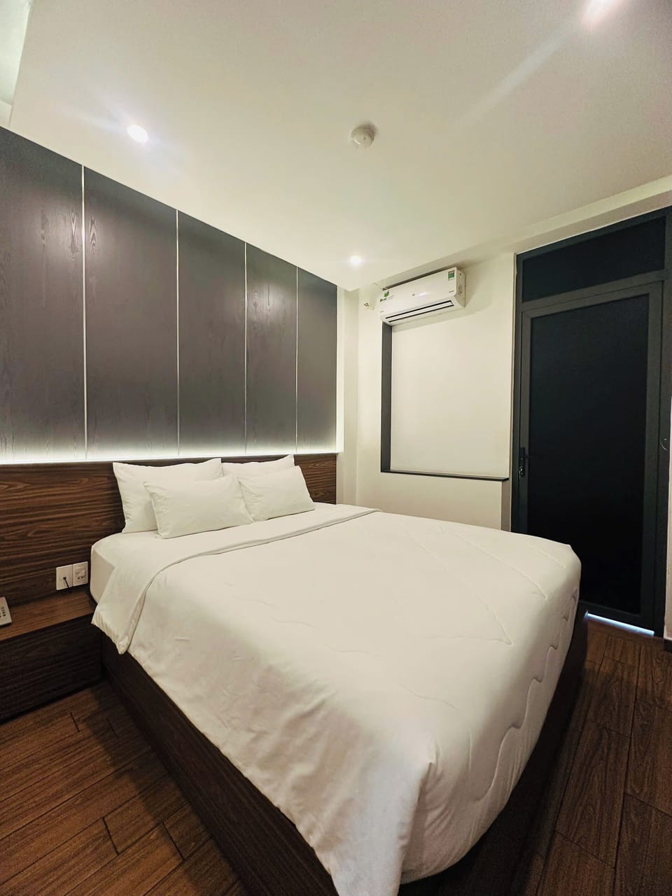 Deluxe Double Room Single Use, 1 Large Twin Bed, City View | Memory foam beds, minibar, desk, iron/ironing board