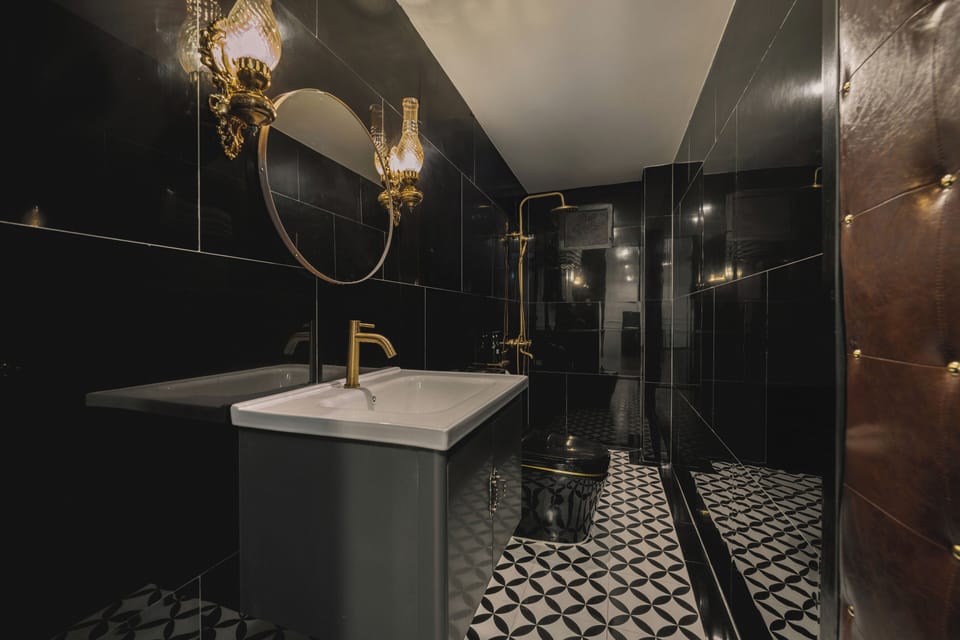 Deluxe Quadruple Room, City View | Bathroom | Slippers, towels, soap, shampoo
