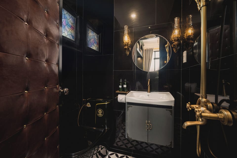 Superior Double Room | Bathroom | Slippers, towels, soap, shampoo
