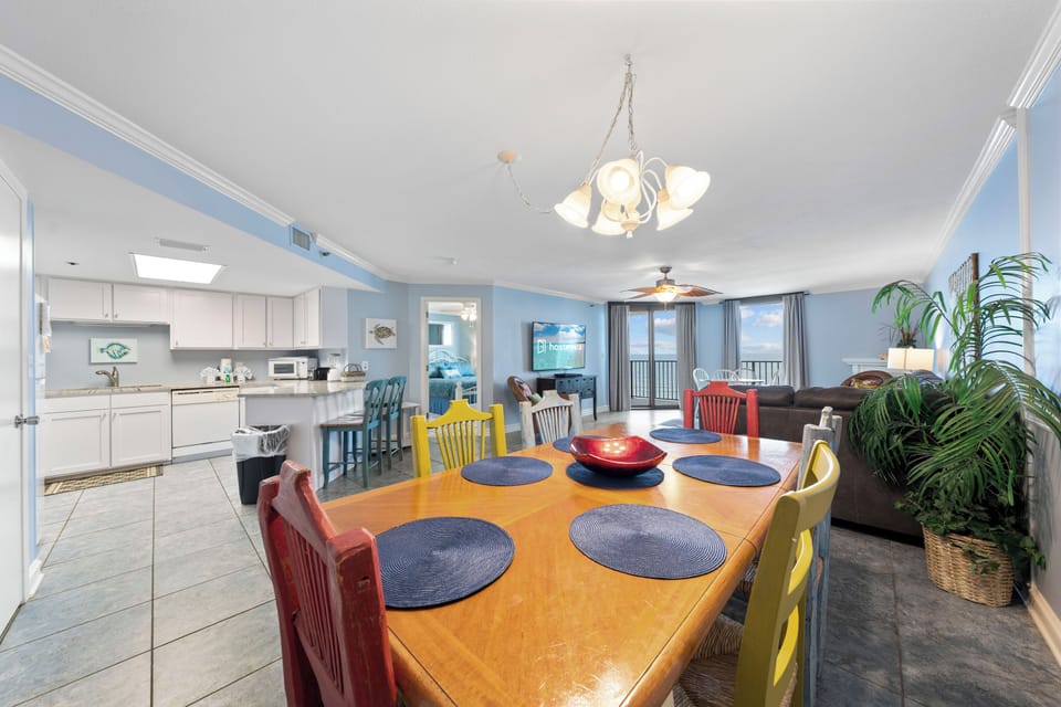 Signature Condo, 3 Bedrooms, Pool Access, Beach View | In-room dining