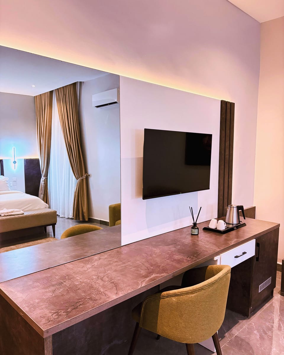 Suite | Desk, laptop workspace, free WiFi