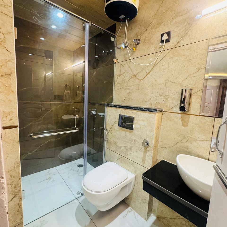 Mountain View Super Deluxe Room with Balcony | Bathroom | Shower, towels, soap, shampoo