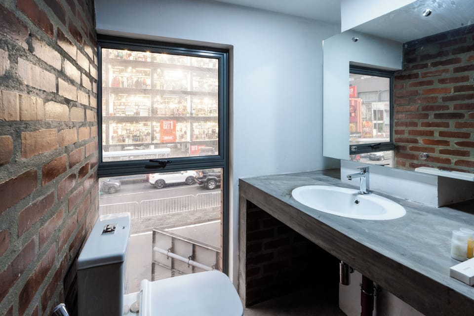 Shower, free toiletries, hair dryer, bidet