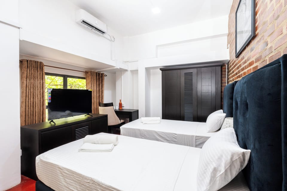 Deluxe Twin Room | Desk, iron/ironing board, free WiFi