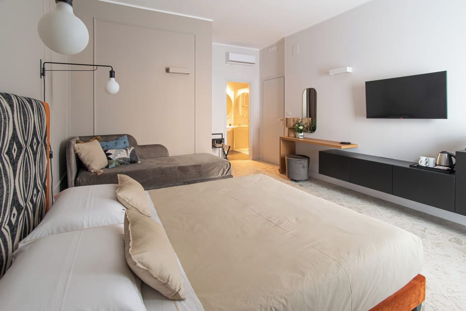 Deluxe Triple Room, Balcony, Courtyard View | Desk, iron/ironing board, free WiFi