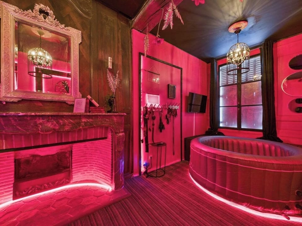 Romantic Room, City View | Private spa tub