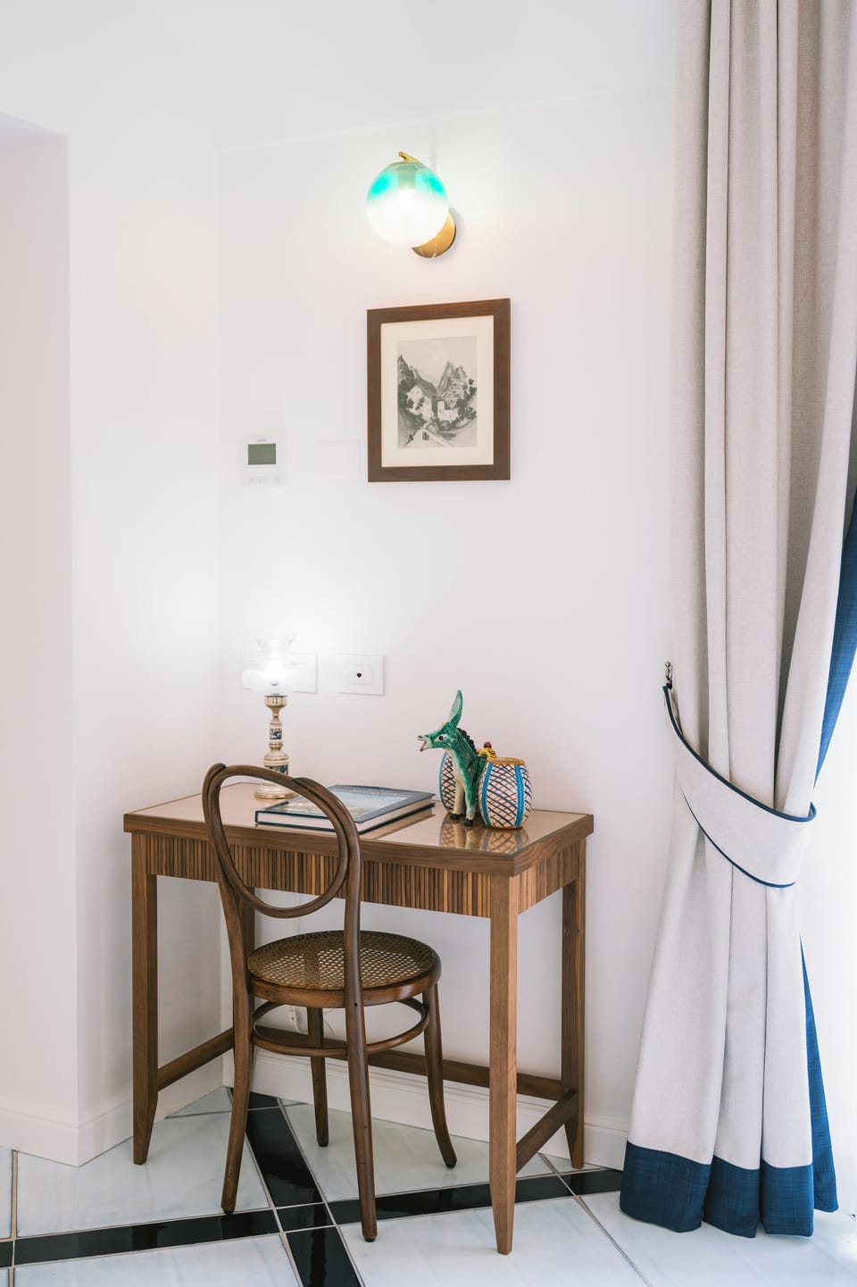 Superior Double Room, City View | Living area