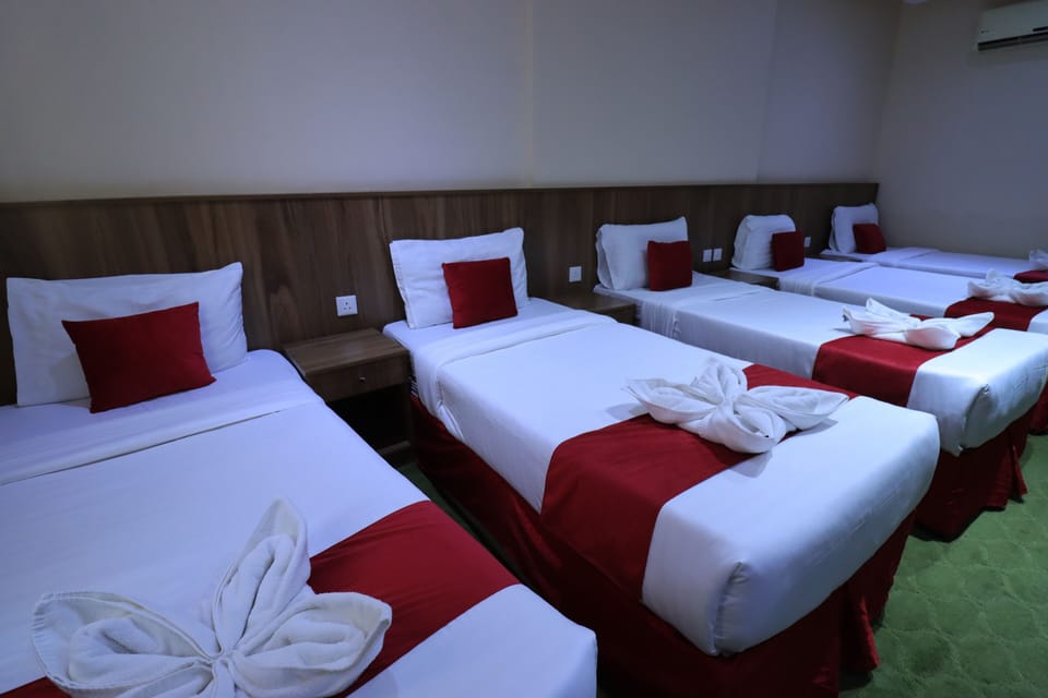 Quintuple Room | In-room safe, blackout drapes, bed sheets