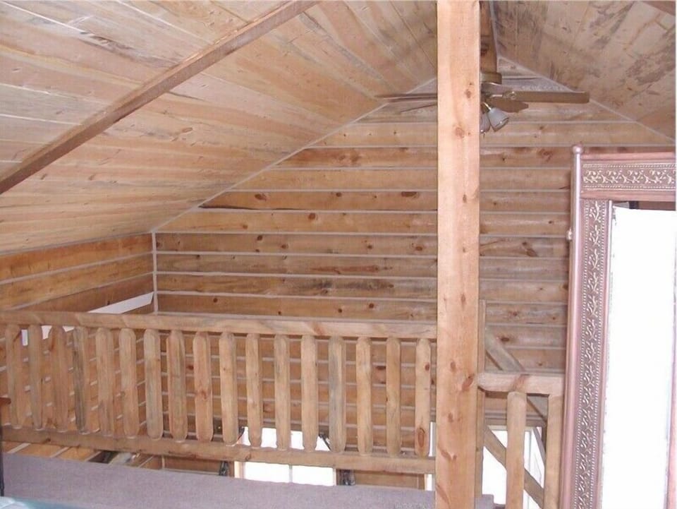 Traditional Cabin (Papoose) | 1 bedroom, individually decorated, individually furnished