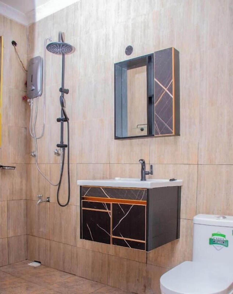 Superior Double Room, Garden View | Bathroom | Shower, free toiletries, slippers, towels