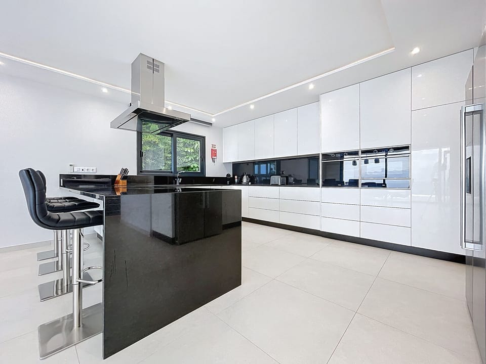 House | 5 bedrooms, desk