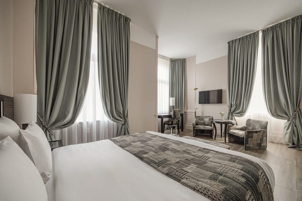 Deluxe Room, 1 Double Bed | Premium bedding, minibar, in-room safe, desk