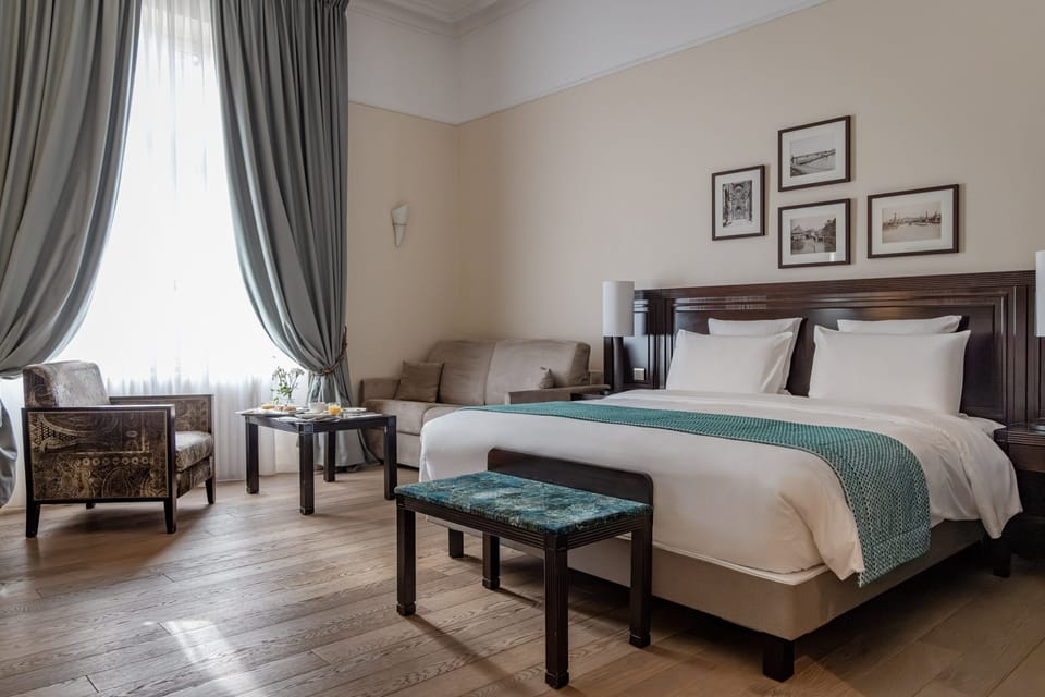 Junior Suite | Premium bedding, minibar, in-room safe, desk