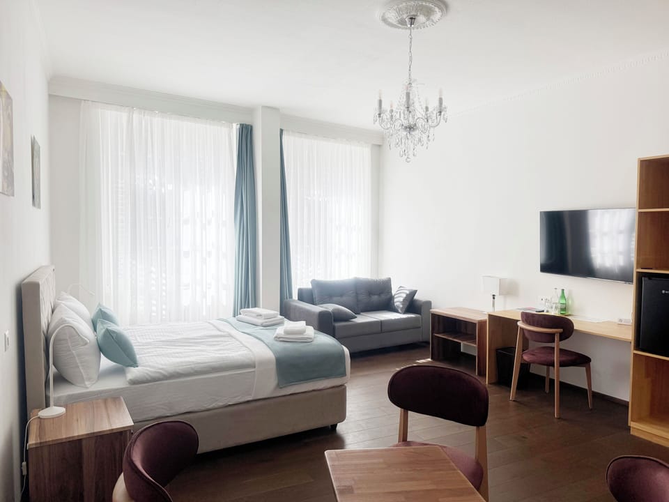 Double or Twin Room | In-room safe, desk, blackout drapes, soundproofing