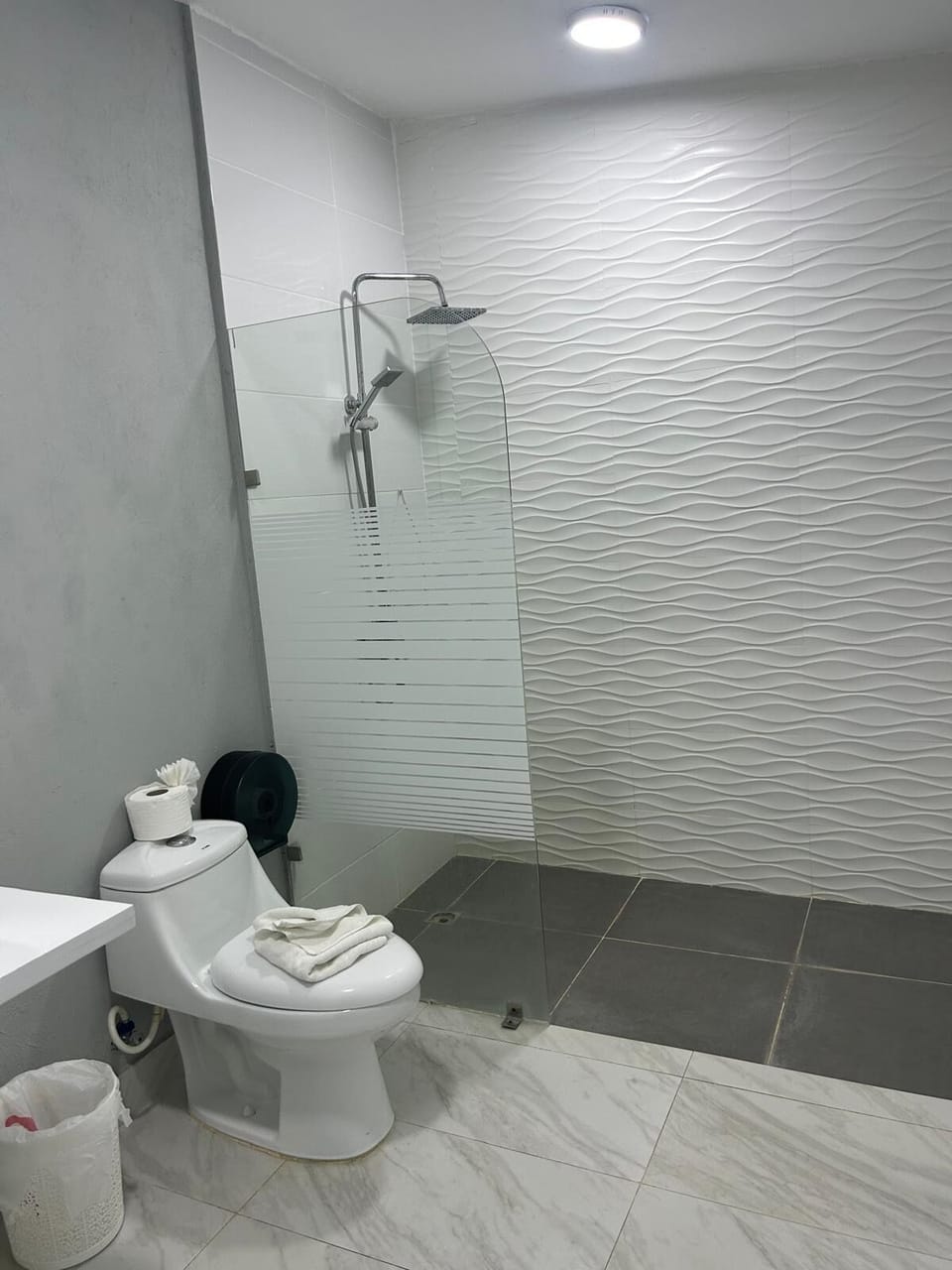 Deluxe Room, 1 Bedroom, Garden View | Bathroom | Free toiletries, hair dryer, towels, soap