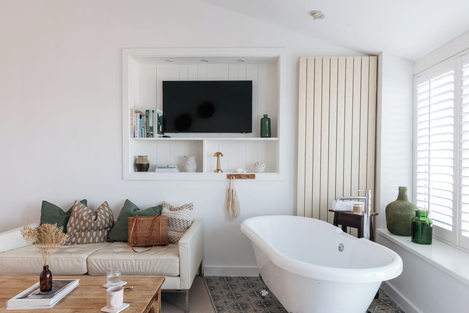 Suite, Bathtub, Sea View | Bed sheets
