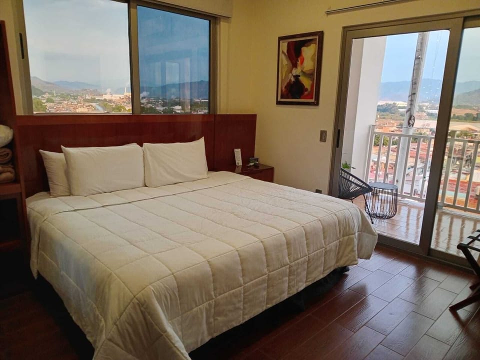 Single Room, 1 King Bed, Non Smoking, City View | Premium bedding, laptop workspace, iron/ironing board
