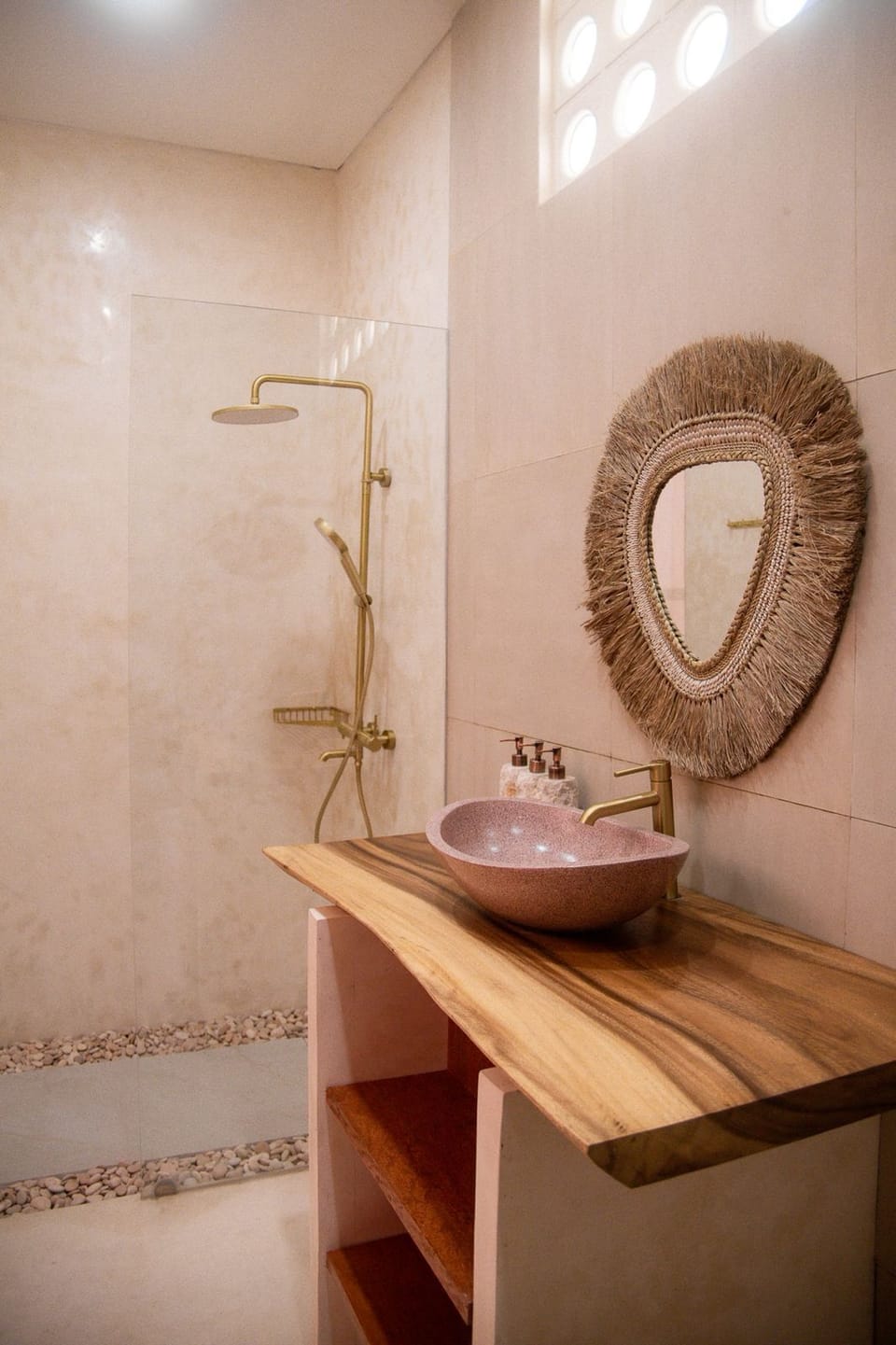 Shower, rainfall showerhead, free toiletries, bidet