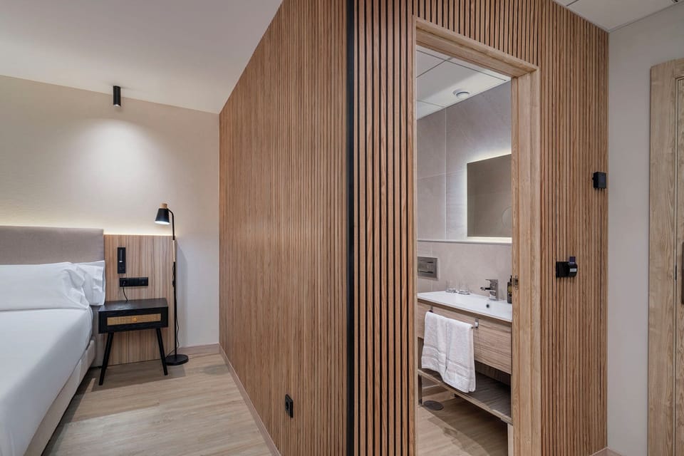 Minibar, WiFi (free), bed sheets