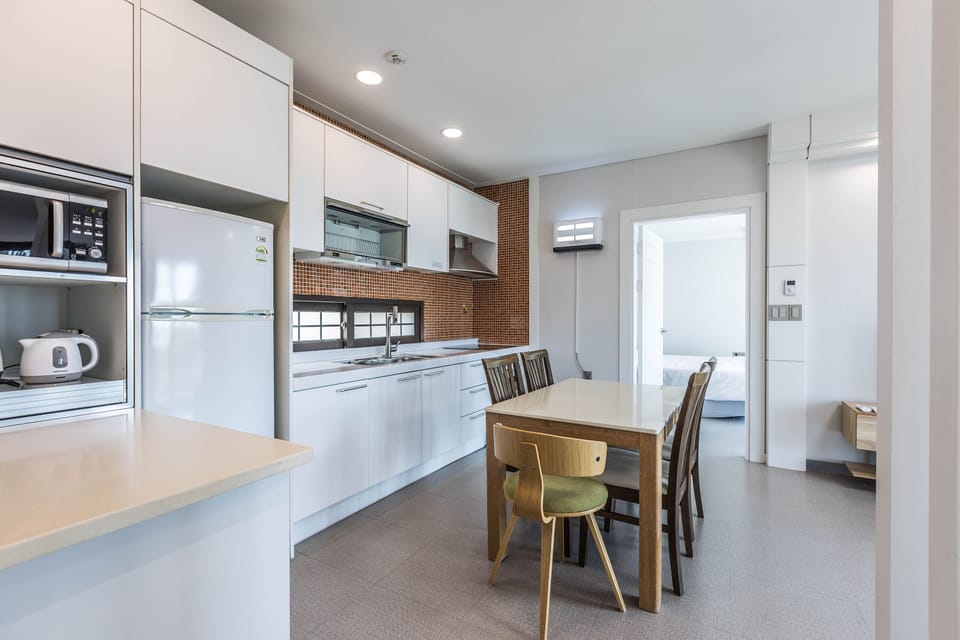 Ocean Suite Twin | Private kitchen | Fridge, microwave, cookware/dishes/utensils