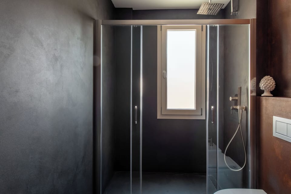 Basic Townhome, 1 Queen Bed | Bathroom | Shower, hair dryer, bidet, towels