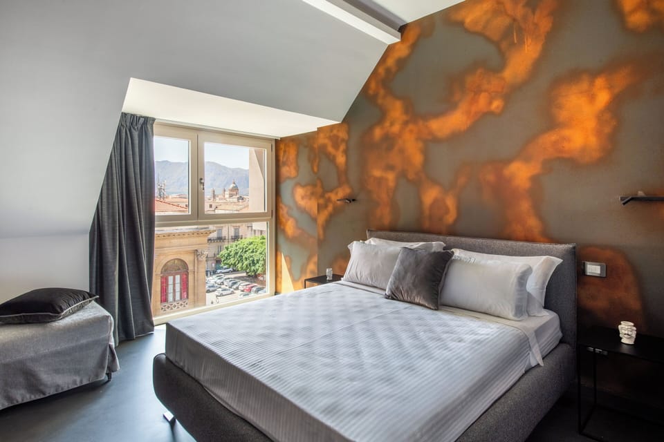 Classic Townhome, 1 Queen Bed, City View | Minibar, in-room safe, free WiFi