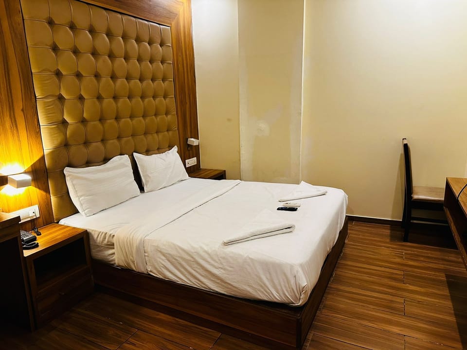 Deluxe Double Room, Pets Not Allowed | In-room dining