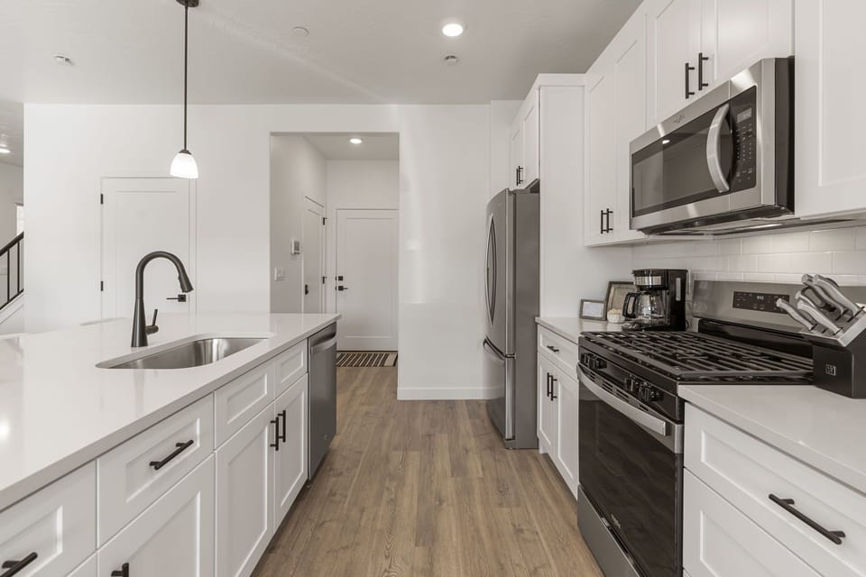 Townhome, 4 Bedrooms | Private kitchen | Fridge, oven, coffee/tea maker, toaster