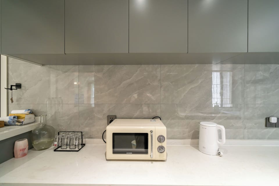 Senior Apartment | Private kitchen | Fridge, cookware/dishes/utensils, paper towels