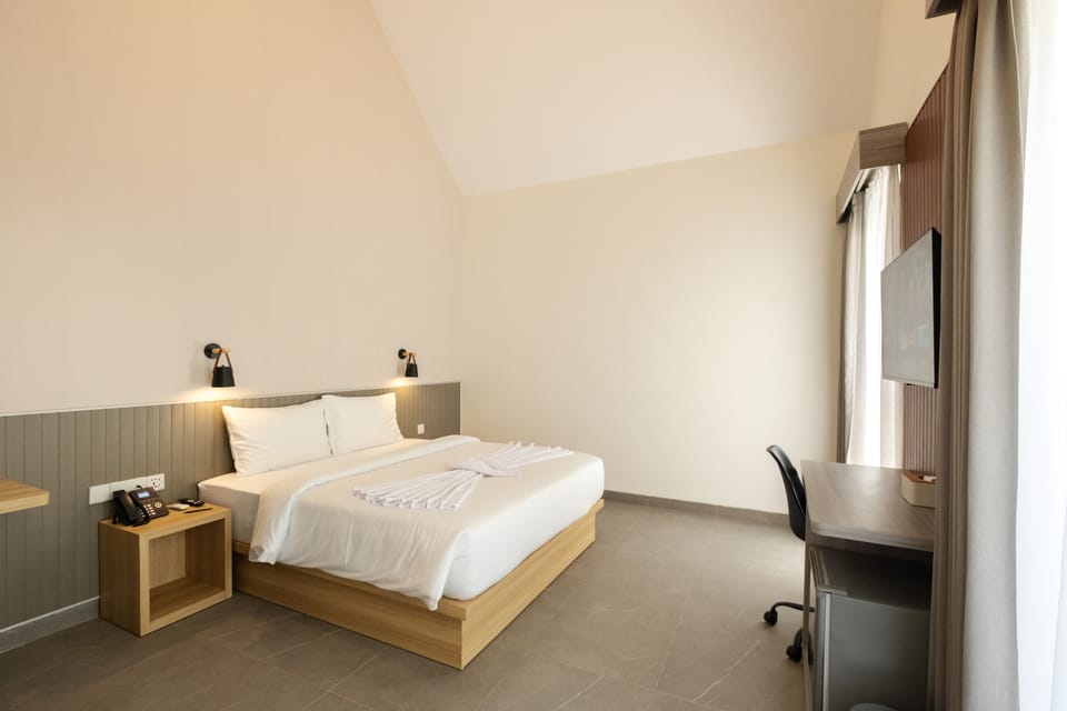 Executive Double Room | Desk, WiFi (free), bed sheets