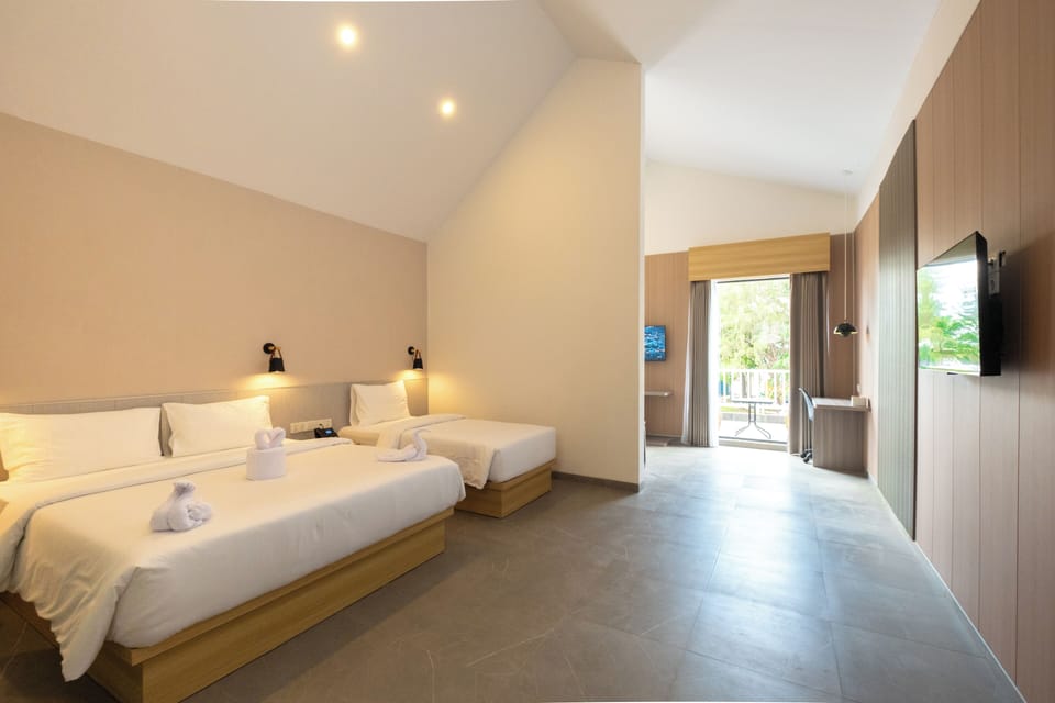 Executive suite room | Desk, WiFi (free), bed sheets