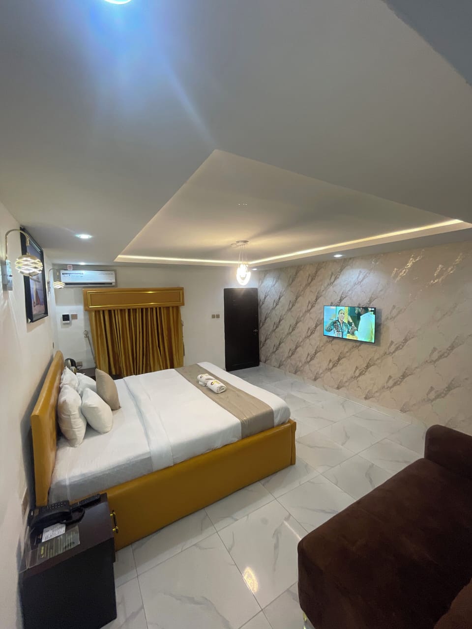 Standard Suite | Desk, laptop workspace, free WiFi