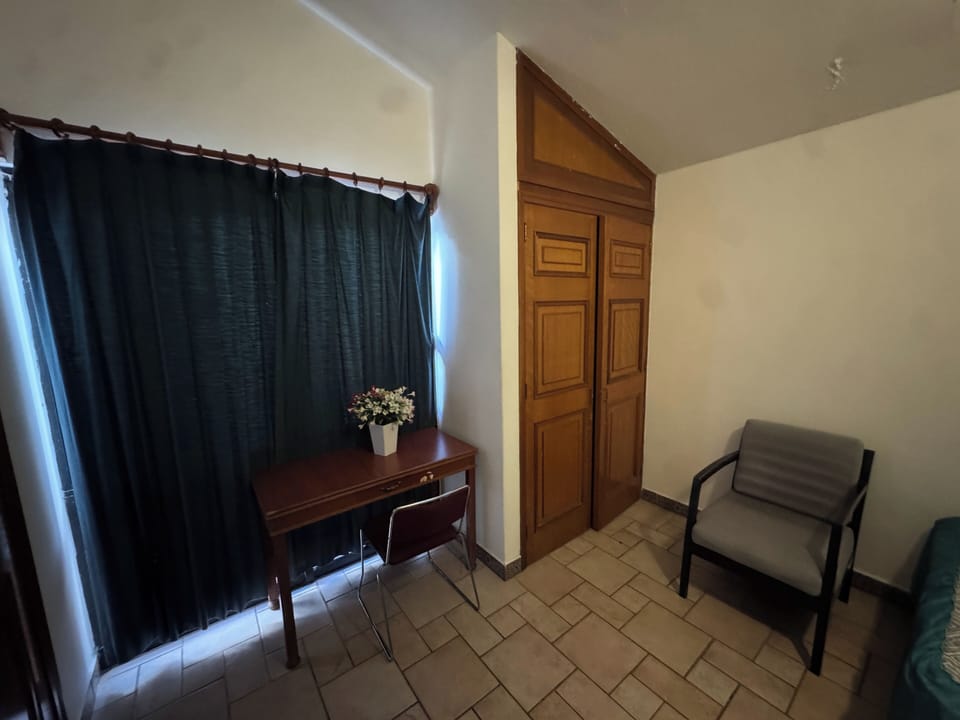 Family Room | Desk, free WiFi, bed sheets