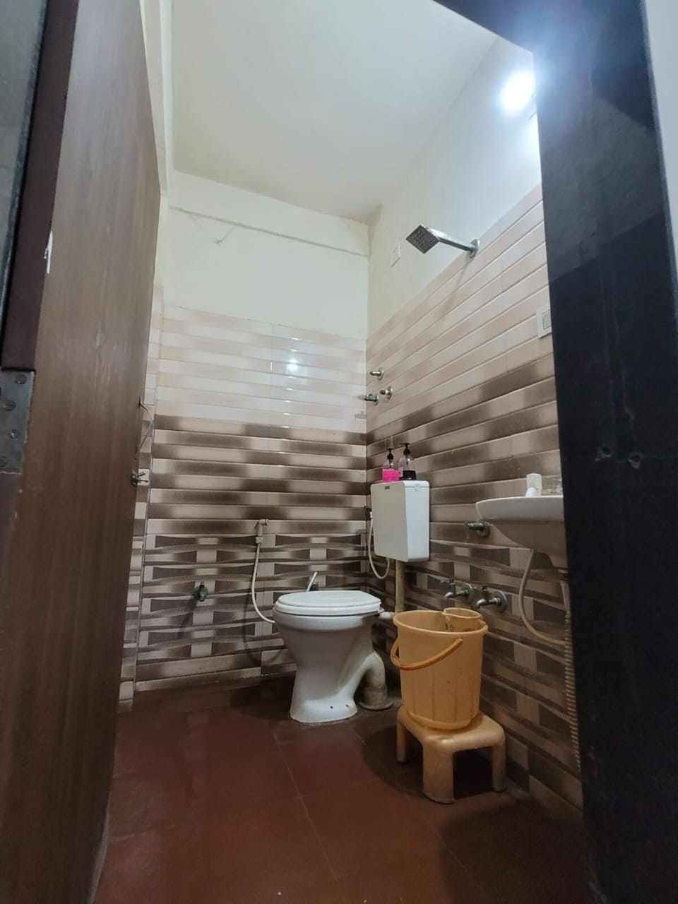 Deluxe Double Room | Bathroom | Slippers