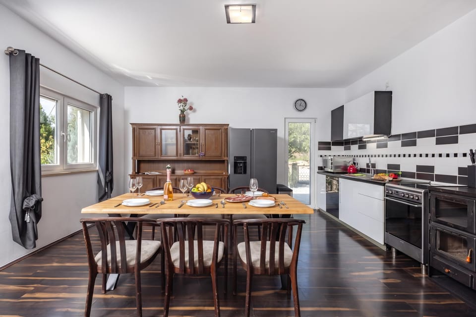 Family House, 3 Bedrooms, 2 Bathrooms (Holiday Home with Pool near Makarsk) | Private kitchen